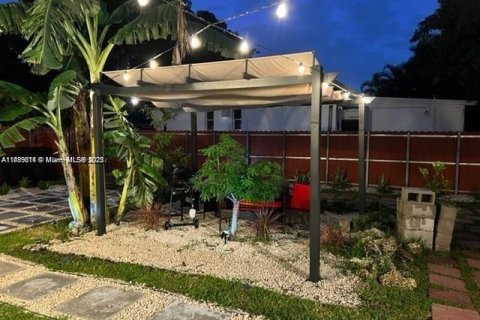 House in Miami, Florida 4 bedrooms, 179.21 sq.m. № 1727953 - photo 17