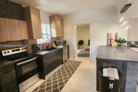 House in Miami, Florida 4 bedrooms, 179.21 sq.m. № 1727953 - photo 6