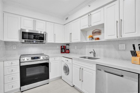 Condominio en alquiler en Hollywood, Florida, 1 dormitorio, 69.21 m2 № 2020856 - foto 3