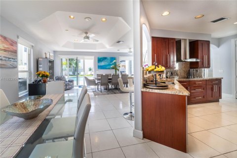 Casa en venta en Hollywood, Florida, 5 dormitorios, 267.74 m2 № 1982343 - foto 9