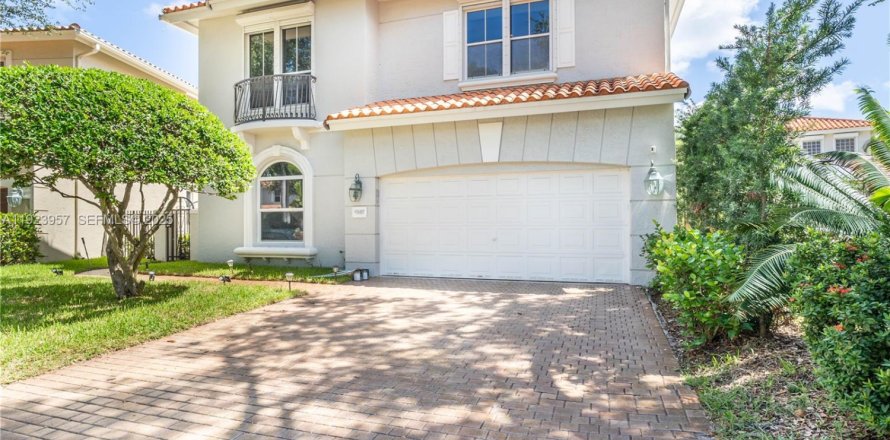 Casa en Hollywood, Florida 5 dormitorios, 267.74 m2 № 1982343