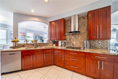 Casa en venta en Hollywood, Florida, 5 dormitorios, 267.74 m2 № 1982343 - foto 8