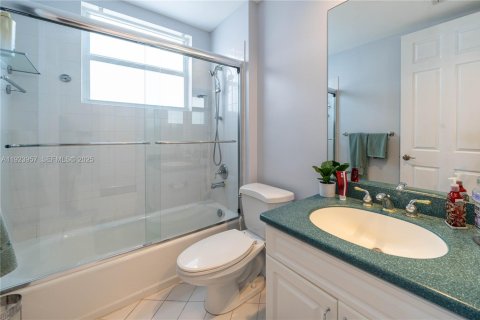 Casa en venta en Hollywood, Florida, 5 dormitorios, 267.74 m2 № 1982343 - foto 18