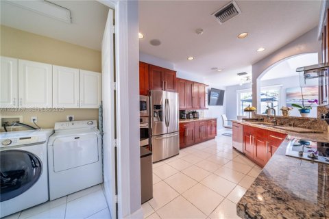 Casa en venta en Hollywood, Florida, 5 dormitorios, 267.74 m2 № 1982343 - foto 11