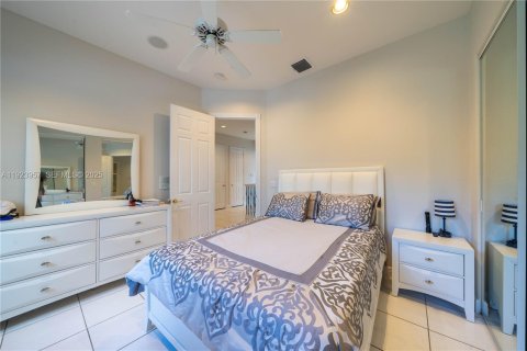 Casa en venta en Hollywood, Florida, 5 dormitorios, 267.74 m2 № 1982343 - foto 29