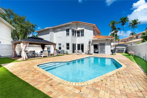 Casa en venta en Hollywood, Florida, 5 dormitorios, 267.74 m2 № 1982343 - foto 2