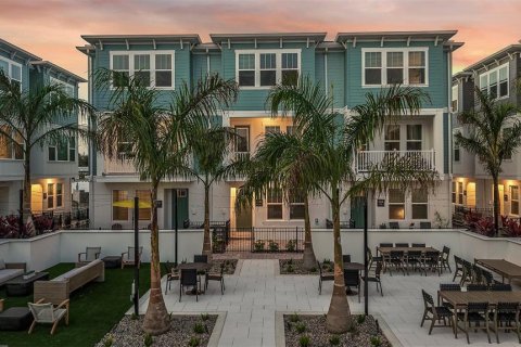 Townhouse in Saint Petersburg, Florida 3 bedrooms, 181.35 sq.m. № 1866397 - photo 12