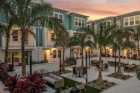 Townhouse in Saint Petersburg, Florida 3 bedrooms, 181.35 sq.m. № 1866397 - photo 13