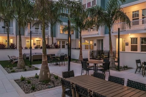 Townhouse in Saint Petersburg, Florida 3 bedrooms, 181.35 sq.m. № 1866397 - photo 11