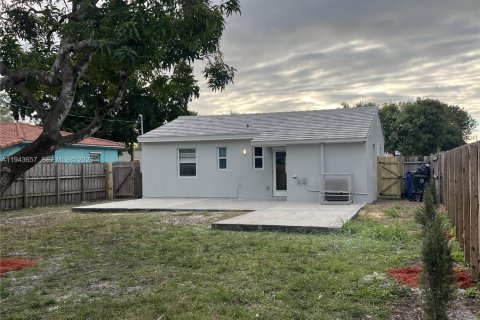 House in Fort Lauderdale, Florida 2 bedrooms, 74.32 sq.m. № 2002504 - photo 30