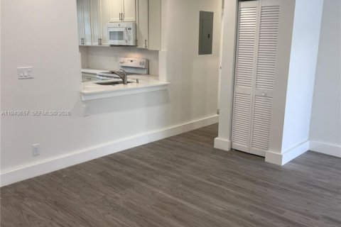 House in Fort Lauderdale, Florida 2 bedrooms, 74.32 sq.m. № 2002504 - photo 7