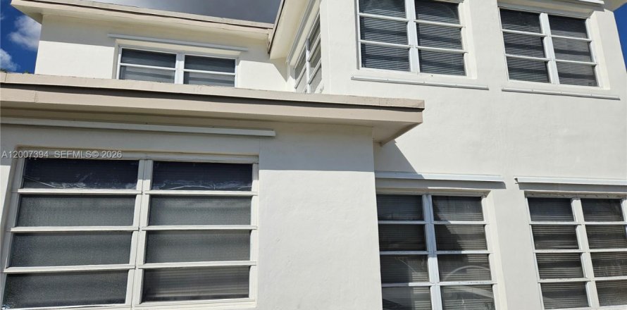 Propiedad comercial en Miami, Florida 318.56 m2 № 2076112
