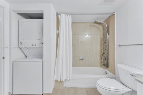 Condo in Miami, Florida, 1 bedroom  № 2064814 - photo 11