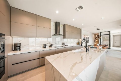 House in Bradenton Beach, Florida 6 bedrooms, 313.55 sq.m. № 2093805 - photo 7
