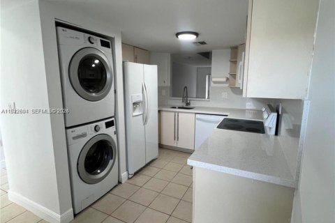 Touwnhouse à louer à Miami, Floride: 3 chambres, 117.06 m2 № 2000285 - photo 12