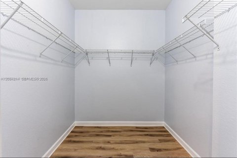 Touwnhouse à louer à Miami, Floride: 4 chambres, 214.79 m2 № 2351291 - photo 14