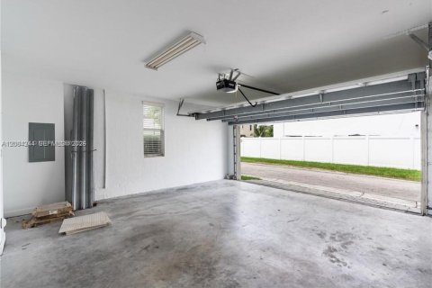 Touwnhouse à louer à Miami, Floride: 4 chambres, 214.79 m2 № 2351291 - photo 17