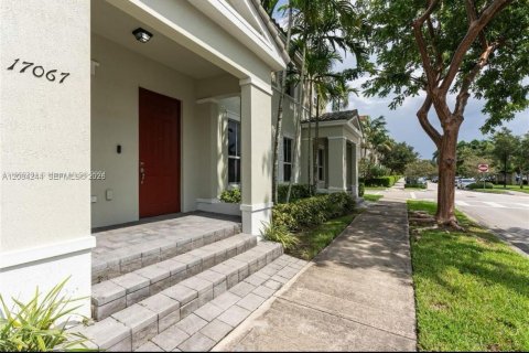 Touwnhouse à louer à Miami, Floride: 4 chambres, 214.79 m2 № 2351291 - photo 2