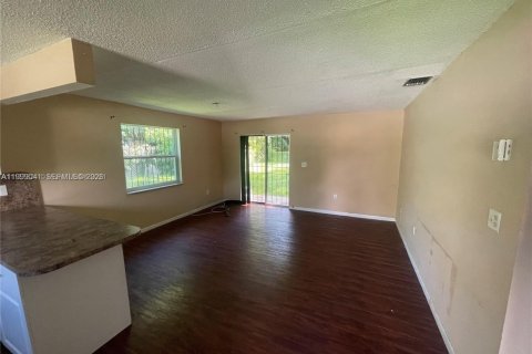 Casa en alquiler en Miami, Florida, 2 dormitorios, 83.61 m2 № 2060990 - foto 3