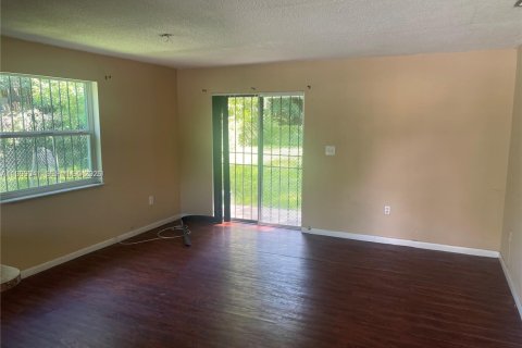 Casa en alquiler en Miami, Florida, 2 dormitorios, 83.61 m2 № 2060990 - foto 2