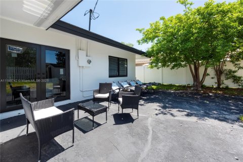 House in Fort Lauderdale, Florida 3 bedrooms, 154.03 sq.m. № 2012315 - photo 7