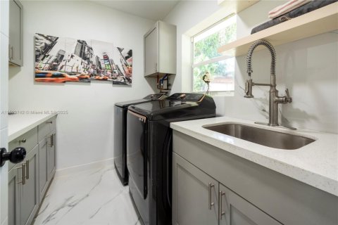 House in Fort Lauderdale, Florida 3 bedrooms, 154.03 sq.m. № 2012315 - photo 19