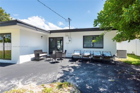 House in Fort Lauderdale, Florida 3 bedrooms, 154.03 sq.m. № 2012315 - photo 5