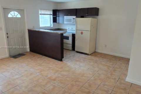 House in North Miami Beach, Florida 1 bedroom, 55.74 sq.m. № 2057913 - photo 4