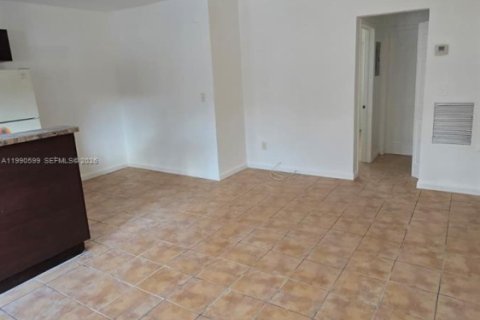 House in North Miami Beach, Florida 1 bedroom, 55.74 sq.m. № 2057913 - photo 3