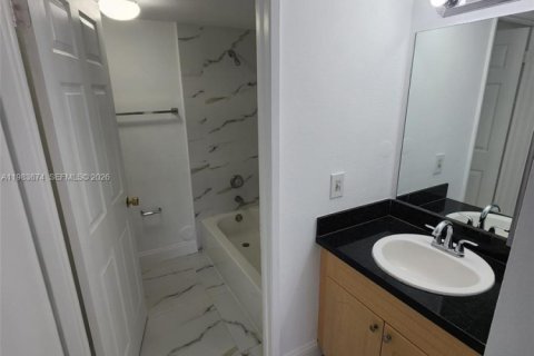 Copropriété à louer à Sunrise, Floride: 2 chambres, 91.6 m2 № 2049433 - photo 2