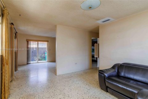 House in Miami, Florida 3 bedrooms, 122.91 sq.m. № 1683975 - photo 3
