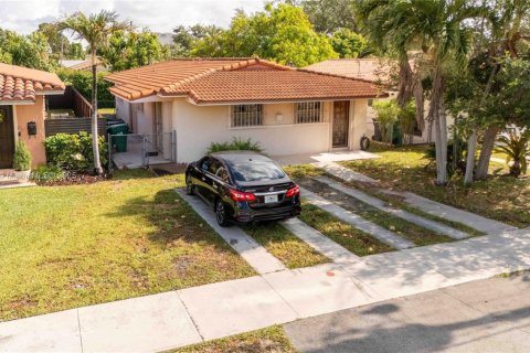 House in Miami, Florida 3 bedrooms, 122.91 sq.m. № 1683975 - photo 2