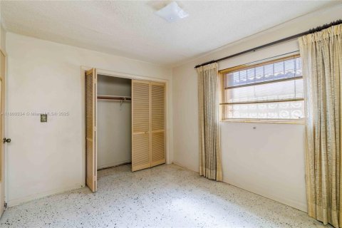 House in Miami, Florida 3 bedrooms, 122.91 sq.m. № 1683975 - photo 10
