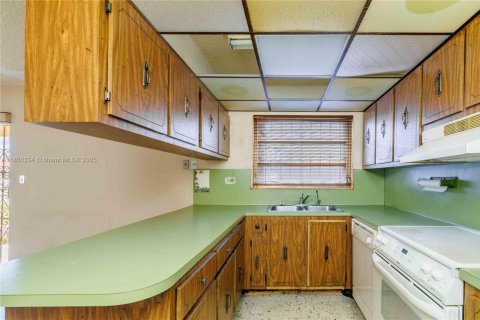 House in Miami, Florida 3 bedrooms, 122.91 sq.m. № 1683975 - photo 9