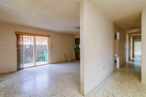 House in Miami, Florida 3 bedrooms, 122.91 sq.m. № 1683975 - photo 4