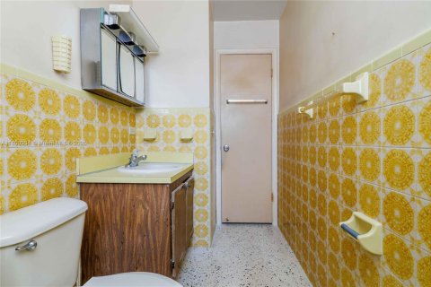 House in Miami, Florida 3 bedrooms, 122.91 sq.m. № 1683975 - photo 11