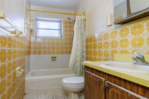 House in Miami, Florida 3 bedrooms, 122.91 sq.m. № 1683975 - photo 12