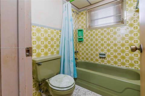 House in Miami, Florida 3 bedrooms, 122.91 sq.m. № 1683975 - photo 17
