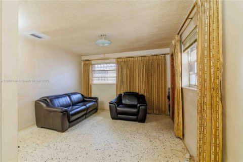 House in Miami, Florida 3 bedrooms, 122.91 sq.m. № 1683975 - photo 5