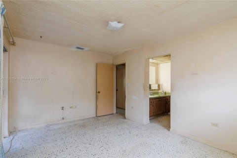 House in Miami, Florida 3 bedrooms, 122.91 sq.m. № 1683975 - photo 15