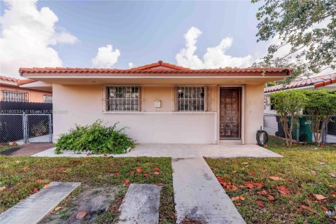House in Miami, Florida 3 bedrooms, 122.91 sq.m. № 1683975 - photo 1