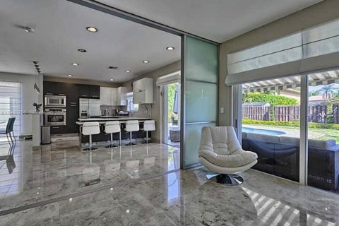 House in Doral, Florida 4 bedrooms, 239.69 sq.m. № 2003590 - photo 8