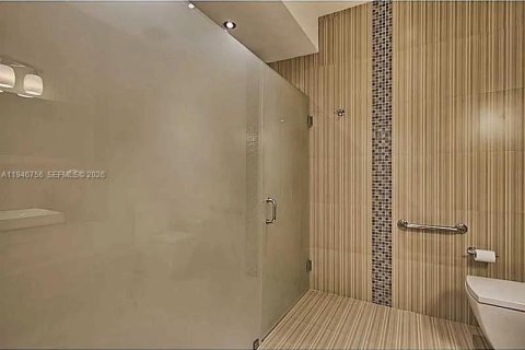 House in Doral, Florida 4 bedrooms, 239.69 sq.m. № 2003590 - photo 12