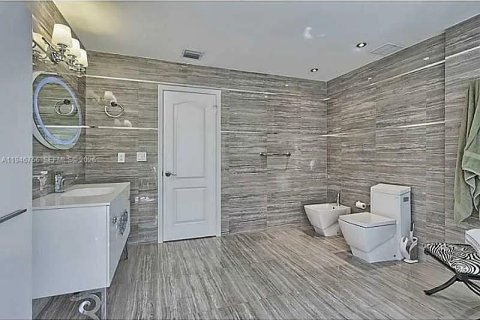 House in Doral, Florida 4 bedrooms, 239.69 sq.m. № 2003590 - photo 21