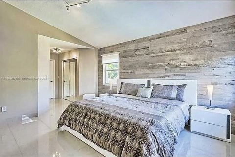 House in Doral, Florida 4 bedrooms, 239.69 sq.m. № 2003590 - photo 16