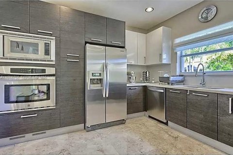 House in Doral, Florida 4 bedrooms, 239.69 sq.m. № 2003590 - photo 5