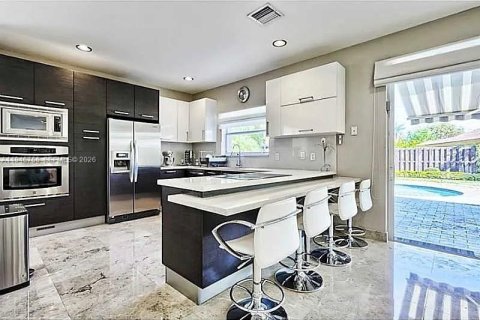 House in Doral, Florida 4 bedrooms, 239.69 sq.m. № 2003590 - photo 4