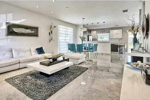 House in Doral, Florida 4 bedrooms, 239.69 sq.m. № 2003590 - photo 2
