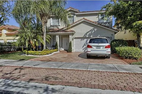 House in Doral, Florida 4 bedrooms, 239.69 sq.m. № 2003590