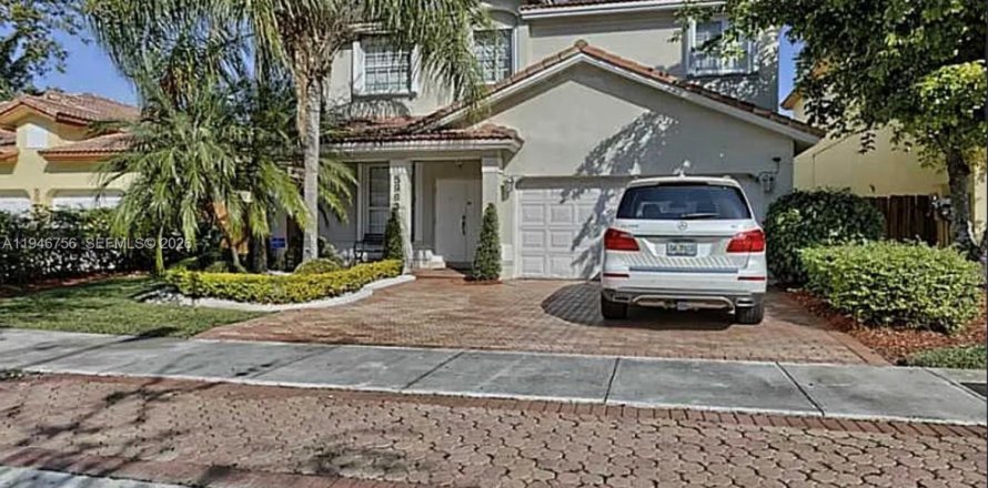 House in Doral, Florida 4 bedrooms, 239.69 sq.m. № 2003590